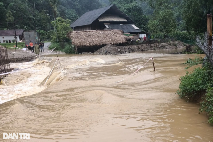 Thôn nghèo vùng cao mong bạn đọc Dân trí giúp xây cầu vượt lũ - 5 Thôn nghèo vùng cao mong bạn đọc Dân trí giúp xây cầu vượt lũ - 5