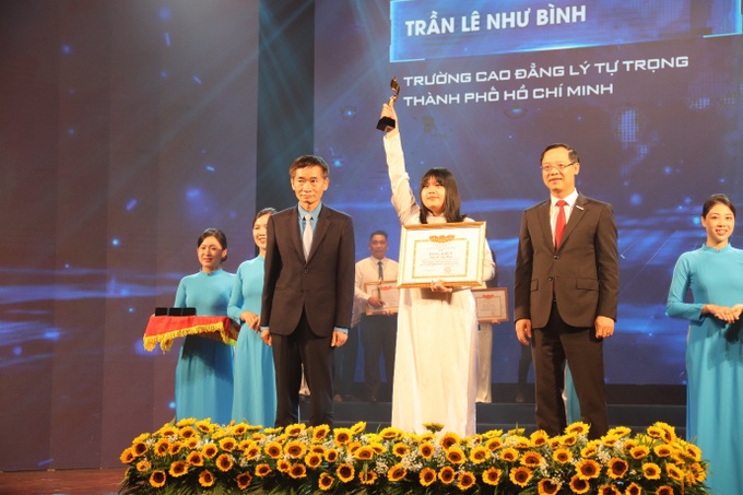 Nữ sinh TPHCM chế tạo robot tiếp tân trong bệnh viện