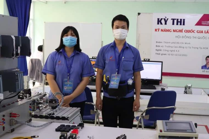 Nữ sinh TPHCM chế tạo robot tiếp tân trong bệnh viện