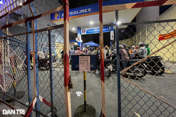 Nhiều cửa hàng xăng ở TPHCM ngừng bán - 1 Nhiều cửa hàng xăng ở TPHCM ngừng bán - 1