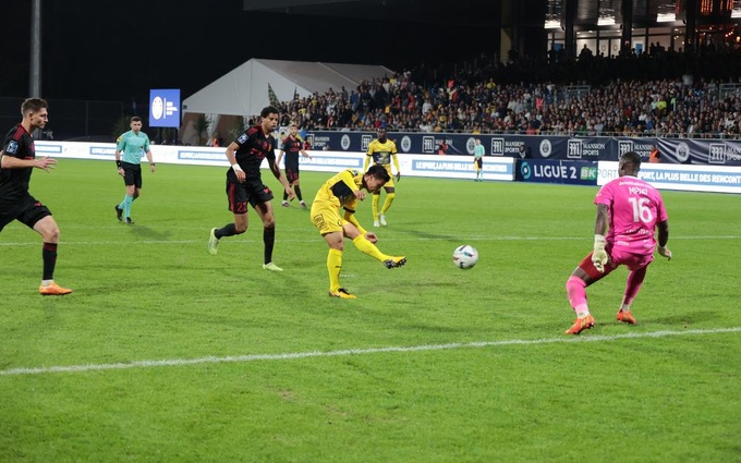 Truyền thông Đông Nam Á lên cơn sốt với bàn thắng của Quang Hải tại Pháp - 1