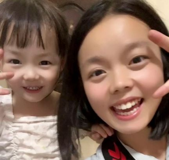 Chuyện đời buồn của nữ shipper Trung Quốc địu con bé xíu đi giao hàng