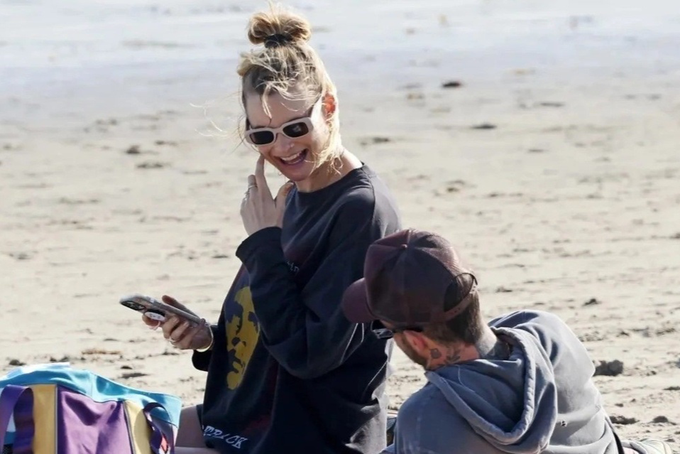 Hình ảnh hạnh phúc của vợ chồng Adam Levine sau bê bối ngoại tình