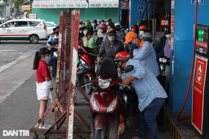 Cây xăng bán nhỏ giọt 20.000 đến 30.000 đồng/người, cơ quan quản lý nói gì? - 2