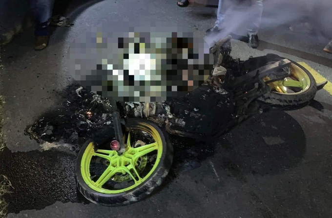 Nam thanh niên chết cháy bên xe máy - 1