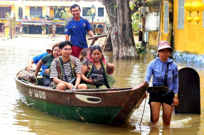 Bất chấp lũ lụt, du khách vẫn đổ về tham quan phố cổ Hội An - 8