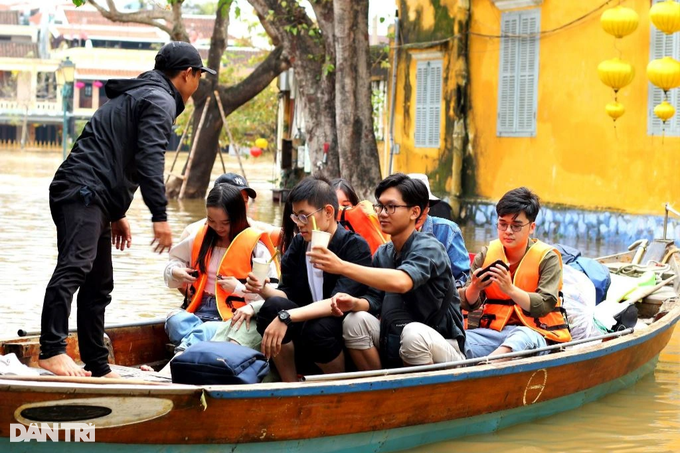 Bất chấp lũ lụt, du khách vẫn đổ về tham quan phố cổ Hội An - 9