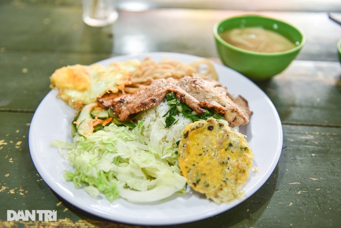 Western broken rice restaurant only sells 7 hours a day, more than 700 servings in Hanoi - 8