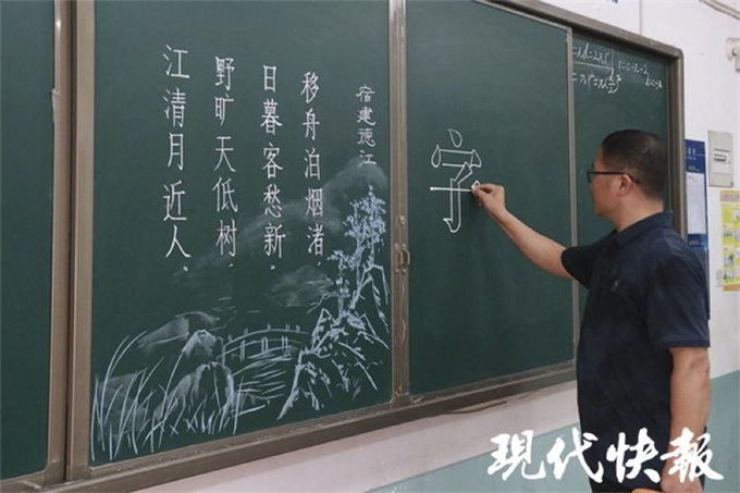 Thầy giáo Trung Quốc nổi tiếng vì viết chữ đẹp như máy in
