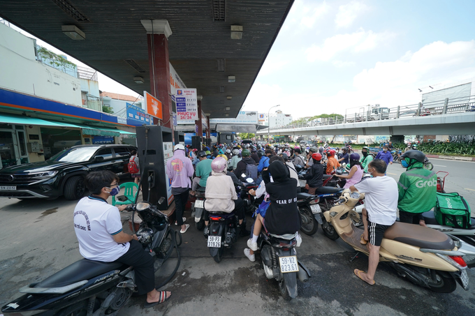 Ngại đổ xăng, dân văn phòng ở TPHCM người nghỉ việc, người đạp xe đi làm