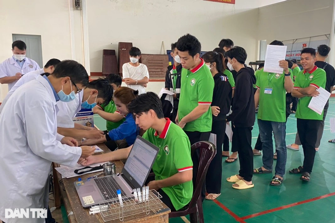 Gần 400 sinh viên, giảng viên trường nghề đăng ký hiến máu cứu người - 2 Gần 400 sinh viên, giảng viên trường nghề đăng ký hiến máu cứu người - 2