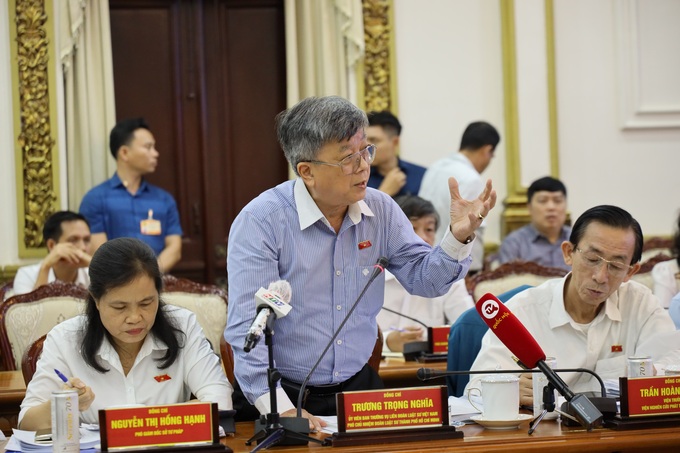 Đại biểu Quốc hội: Vỉa hè nhiều nơi ở trung tâm TPHCM không chấp nhận được - 2 Đại biểu Quốc hội: Vỉa hè nhiều nơi ở trung tâm TPHCM không chấp nhận được - 2