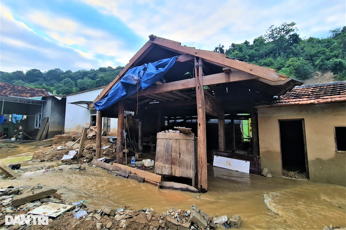 Những người hùng thầm lặng cứu sống hàng chục người trong trận lũ lịch sử - 6 Những người hùng thầm lặng cứu sống hàng chục người trong trận lũ lịch sử - 6