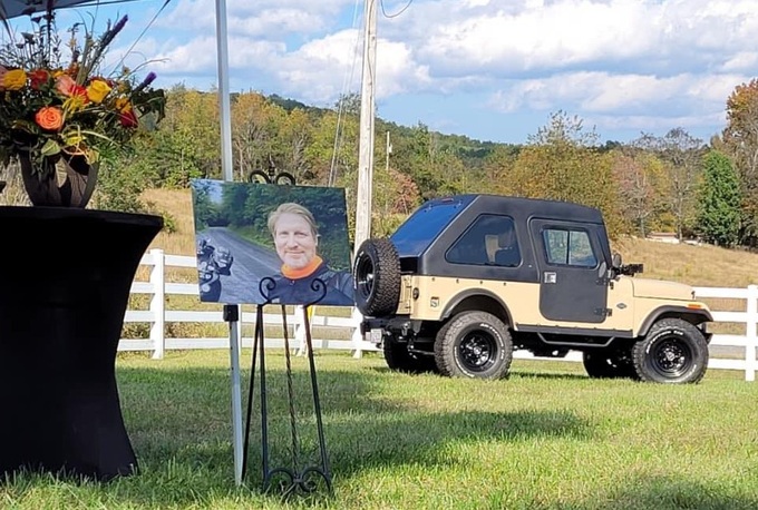 Phil Paxson và chiếc xe Jeep mà ông đã cầm lái khi xảy ra tai nạn (Ảnh: Alicia Paxson).