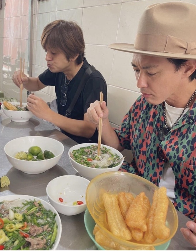 Two actors Superman Gao eat beef noodle soup and walk around the streets of Hanoi - 2