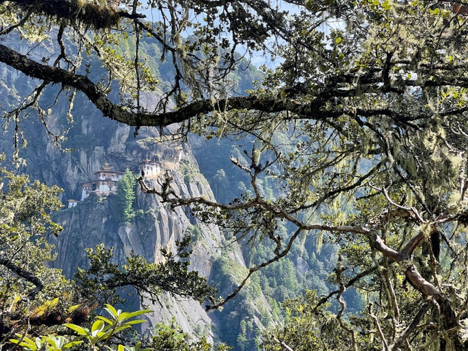 Chinh việc Hang hộr trên vách đá cao Mai mult de 3.000 m în Bhutan - 11