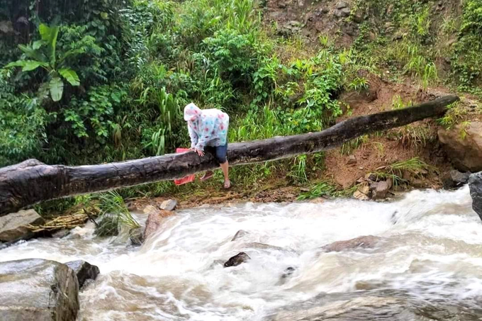 Thót tim nhìn cảnh cô giáo vùng cao bám thân cây vượt suối đến lớp - 1