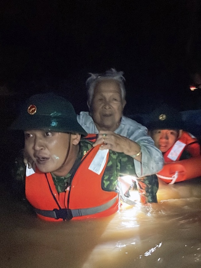 Nước rút, người dân Đà Nẵng vẫn âm ảnh trận ngập chưa từng thấy - 7 Nước rút, người dân Đà Nẵng vẫn âm ảnh trận ngập chưa từng thấy - 7