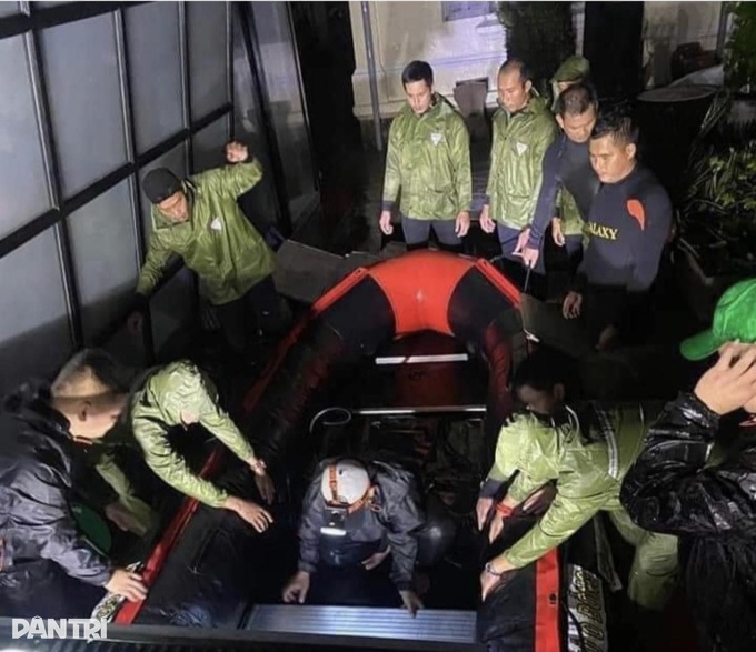 Nước rút, người dân Đà Nẵng vẫn âm ảnh trận ngập chưa từng thấy - 8 Nước rút, người dân Đà Nẵng vẫn âm ảnh trận ngập chưa từng thấy - 8
