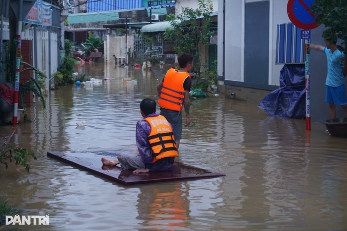 Nước rút, người dân Đà Nẵng vẫn âm ảnh trận ngập chưa từng thấy - 4 Nước rút, người dân Đà Nẵng vẫn âm ảnh trận ngập chưa từng thấy - 4