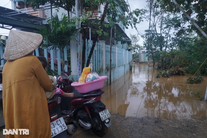 Nước rút, người dân Đà Nẵng vẫn âm ảnh trận ngập chưa từng thấy - 5