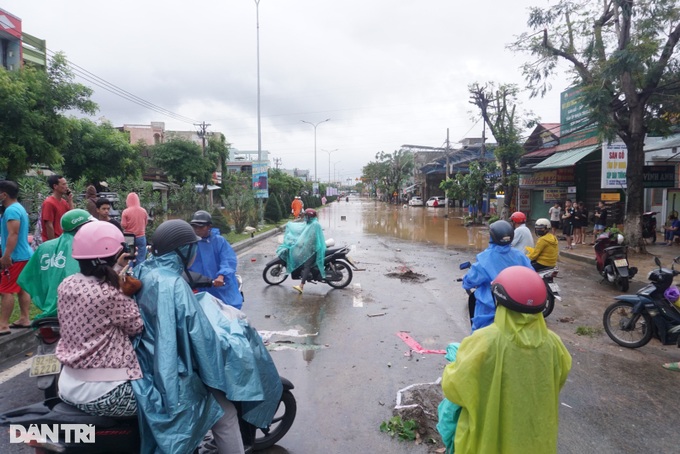 Nước rút, người dân Đà Nẵng vẫn ám ảnh trận ngập chưa từng thấy - 6