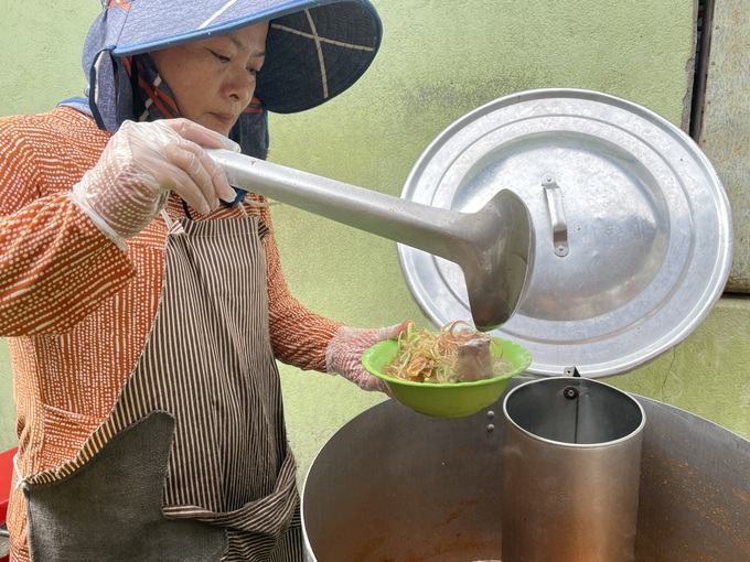 Món bún riêu thắt bím tóc lạ lùng, chỉ bán 3 tiếng là hết hàng - 4