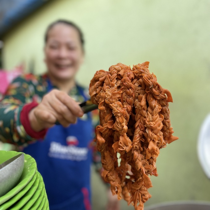 Món bún riêu thắt bím tóc lạ lùng, chỉ bán 3 tiếng là hết hàng - 1