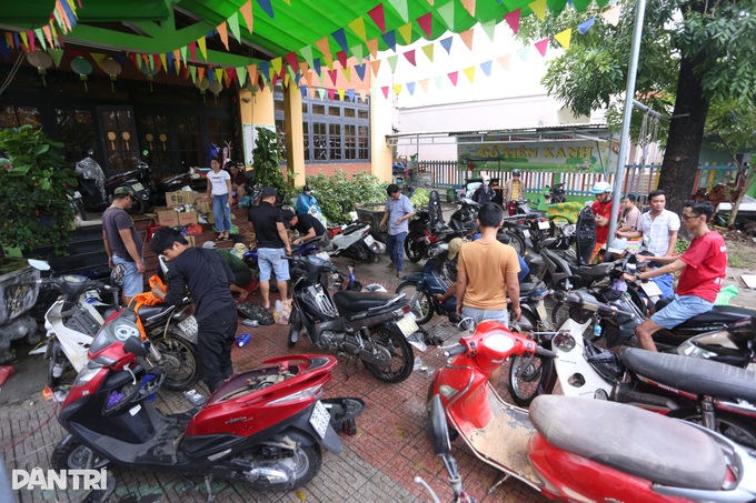 Thợ sửa xe Quảng Nam rủ nhau xuống núi giúp người Đà Nẵng - 2 Thợ sửa xe Quảng Nam rủ nhau xuống núi giúp người Đà Nẵng - 2