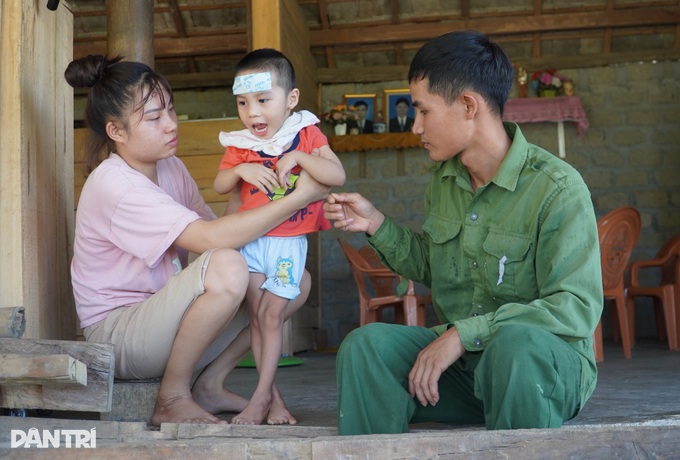 Gia đình có con trai bại não được hỗ trợ hơn 150 triệu đồng - 3 Gia đình có con trai bại não được hỗ trợ hơn 150 triệu đồng - 3
