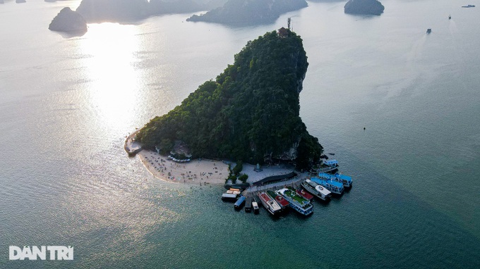 The island on its side has a unique crescent-shaped beach in Ha Long - 2