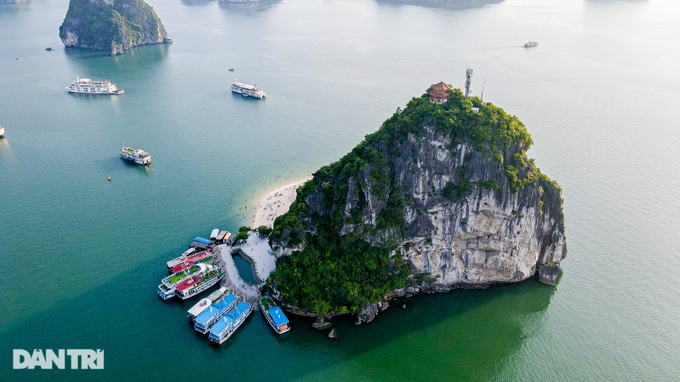 The island on its side has a unique crescent-shaped beach in Ha Long - 9