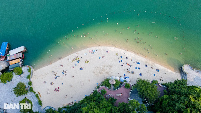The island on its side has a unique crescent-shaped beach in Ha Long - 5