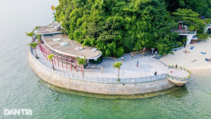 The island on its side has a unique crescent-shaped beach in Ha Long - 8