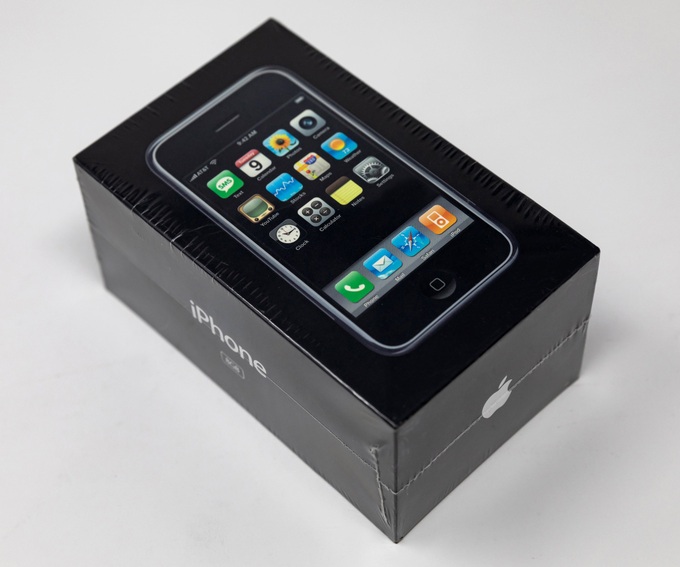 iPhone đời đầu chưa bóc hộp được bán với giá gần 40.000 USD - 1