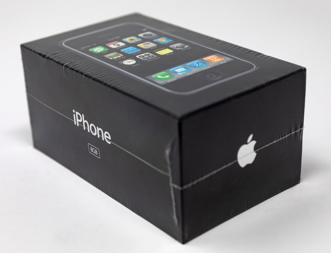 iPhone đời đầu chưa bóc hộp được bán với giá gần 40.000 USD