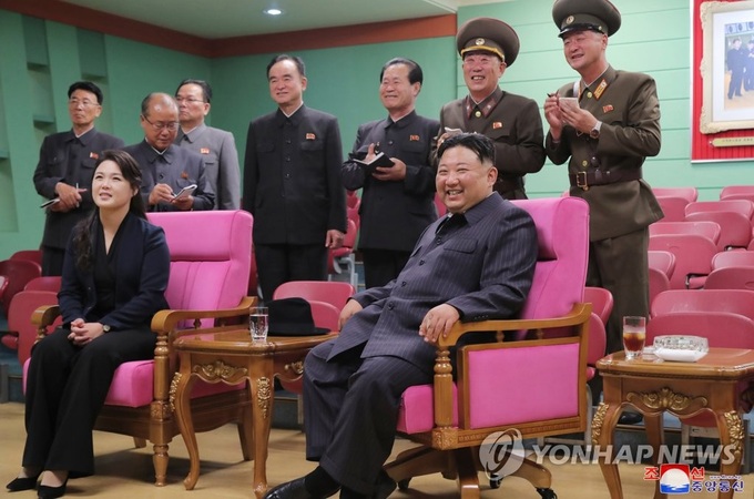 Ông Kim Jong-un hướng dẫn học viên trường thiếu sinh quân bắn súng - 1