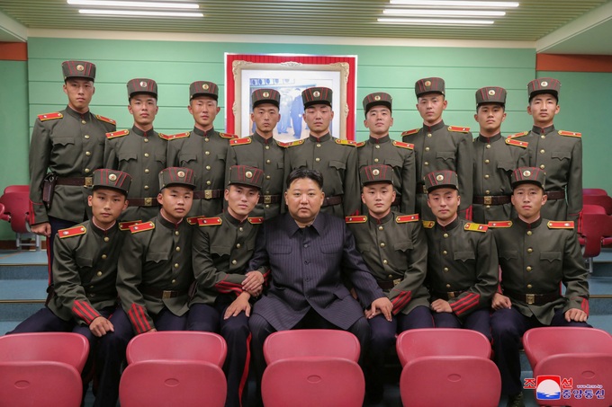 Ông Kim Jong-un hướng dẫn học viên trường thiếu sinh quân bắn súng - 4