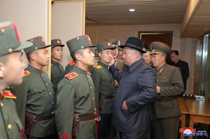 Ông Kim Jong-un hướng dẫn học viên trường thiếu sinh quân bắn súng - 5
