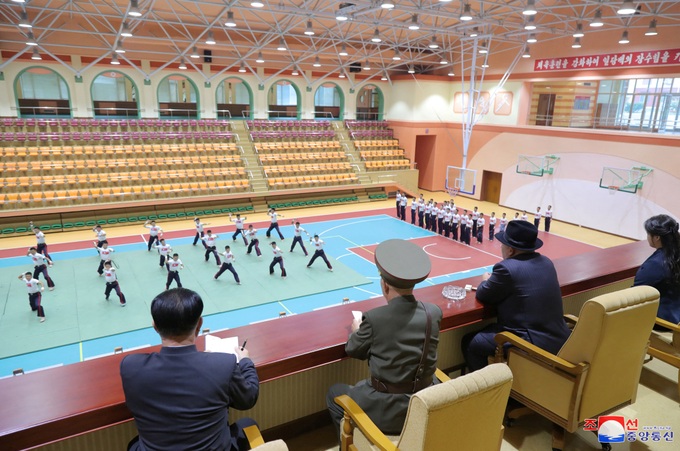 Ông Kim Jong-un hướng dẫn học viên trường thiếu sinh quân bắn súng - 6