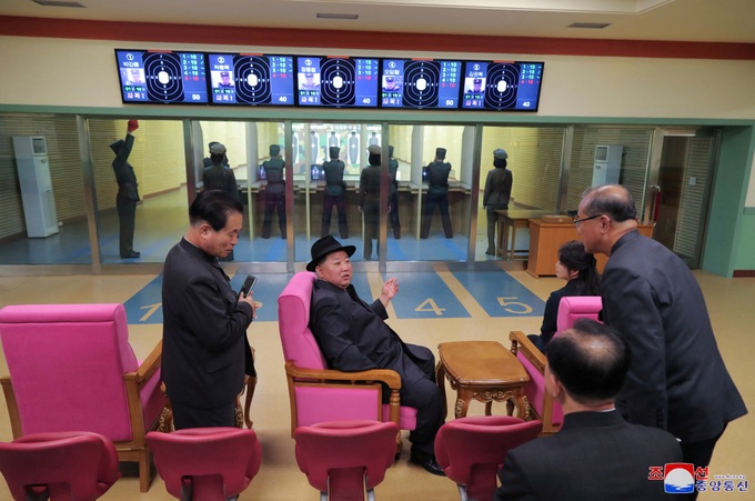 Ông Kim Jong-un hướng dẫn học viên trường thiếu sinh quân bắn súng - 8