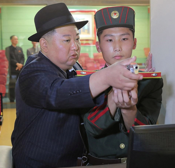 Ông Kim Jong-un hướng dẫn học viên trường thiếu sinh quân bắn súng - 2