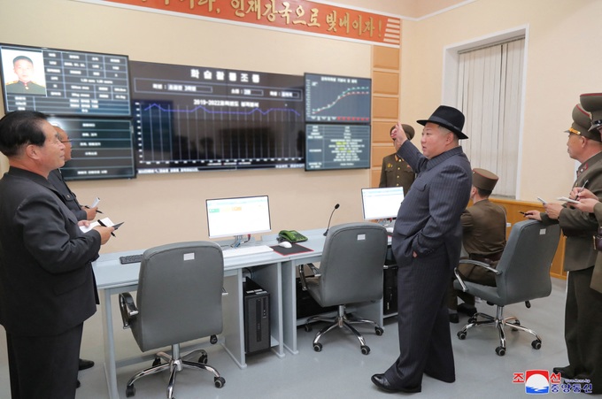 Ông Kim Jong-un hướng dẫn học viên trường thiếu sinh quân bắn súng - 9
