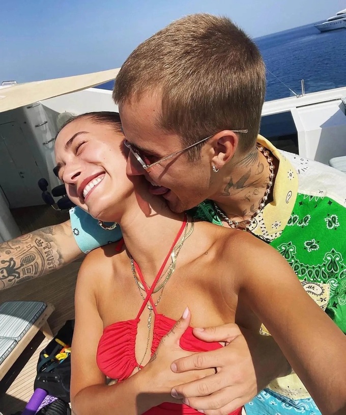 Hailey làm những gì để chứng minh mình không cướp Justin từ tay Selena?