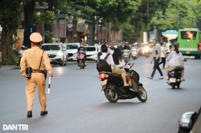 Hàng loạt phụ huynh, học sinh đầu trần phóng xe máy sau giờ tan học