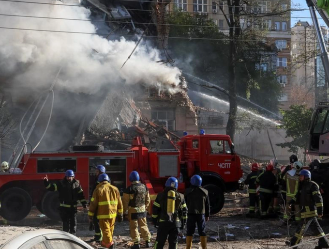 Thủ đô Kiev tan hoang sau màn tấn công của UAV cảm tử Nga - 12