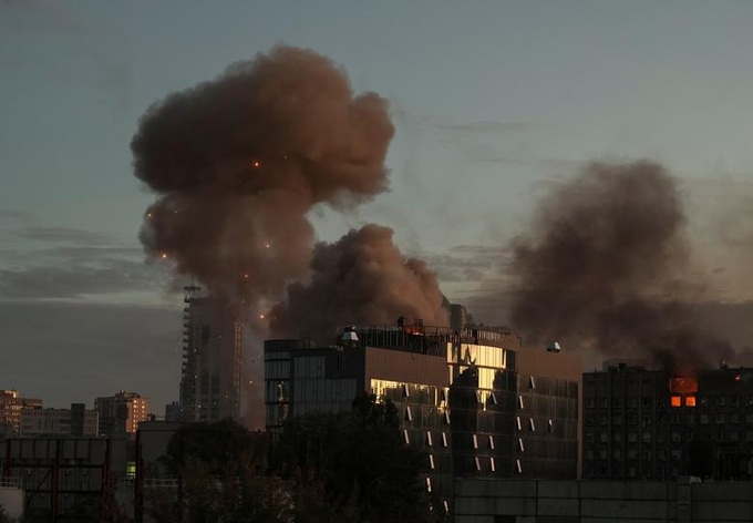 Thủ đô Kiev tan hoang sau màn tấn công của UAV cảm tử Nga - 3