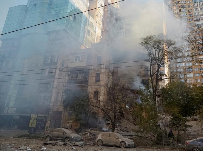 Thủ đô Kiev tan hoang sau màn tấn công của UAV cảm tử Nga - 5