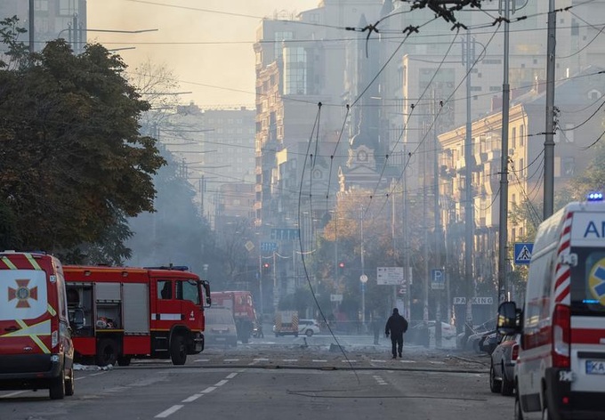 Thủ đô Kiev tan hoang sau màn tấn công của UAV cảm tử Nga - 9