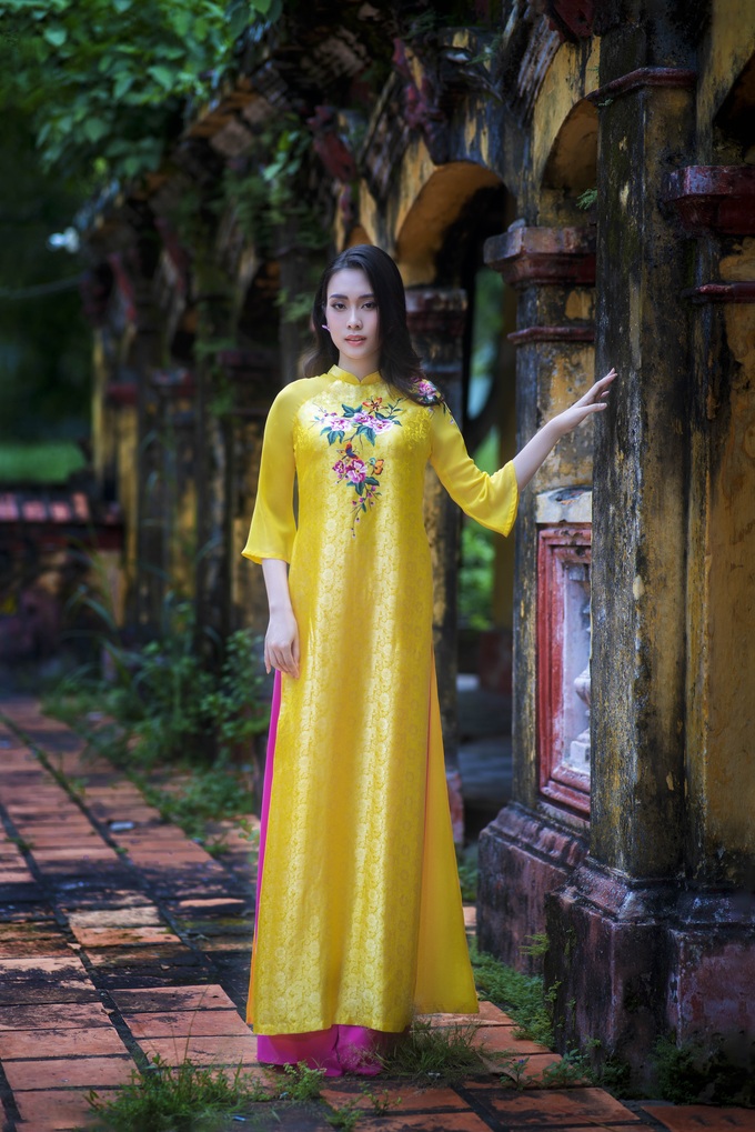 Hoa hậu Ban Mai khoe vẻ đẹp mong manh trong áo dài lụa Hà Đông